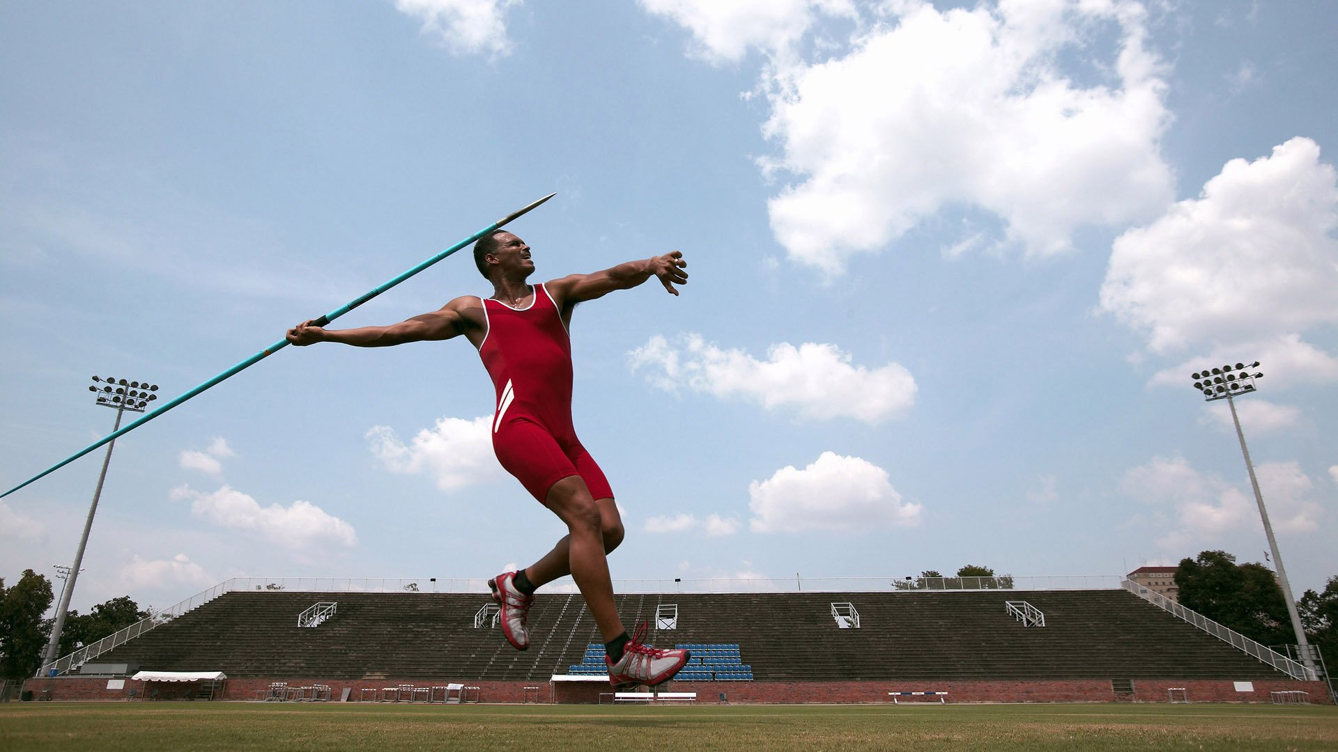 冠军选手转身出水动作连贯性极高,转身快的球员